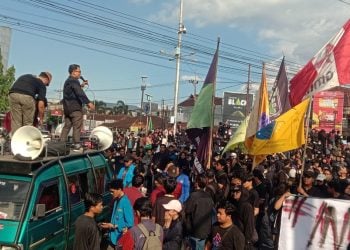 Ratusan Mahasiswa Jember Gelar Aksi "Indonesia Cemas", Rapat Paripurna DPRD Ditunda 5 Mahasiswa Jember.