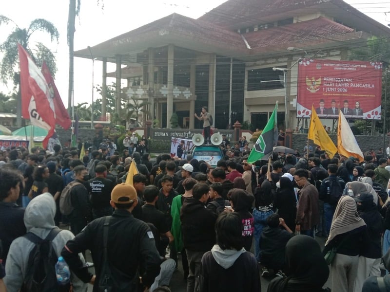 Ratusan Mahasiswa Jember Gelar Aksi "Indonesia Cemas", Rapat Paripurna DPRD Ditunda 3 Demo mahasiswa di Jember.