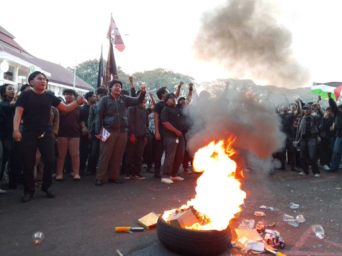 Poster "Maling Berkedok Gizi" Muncul di Demo Mahasiswa Malang, Minta Hentikan MBG Potensi Jadi Ladang Korupsi 2 Demo mahasiswa di Malang.