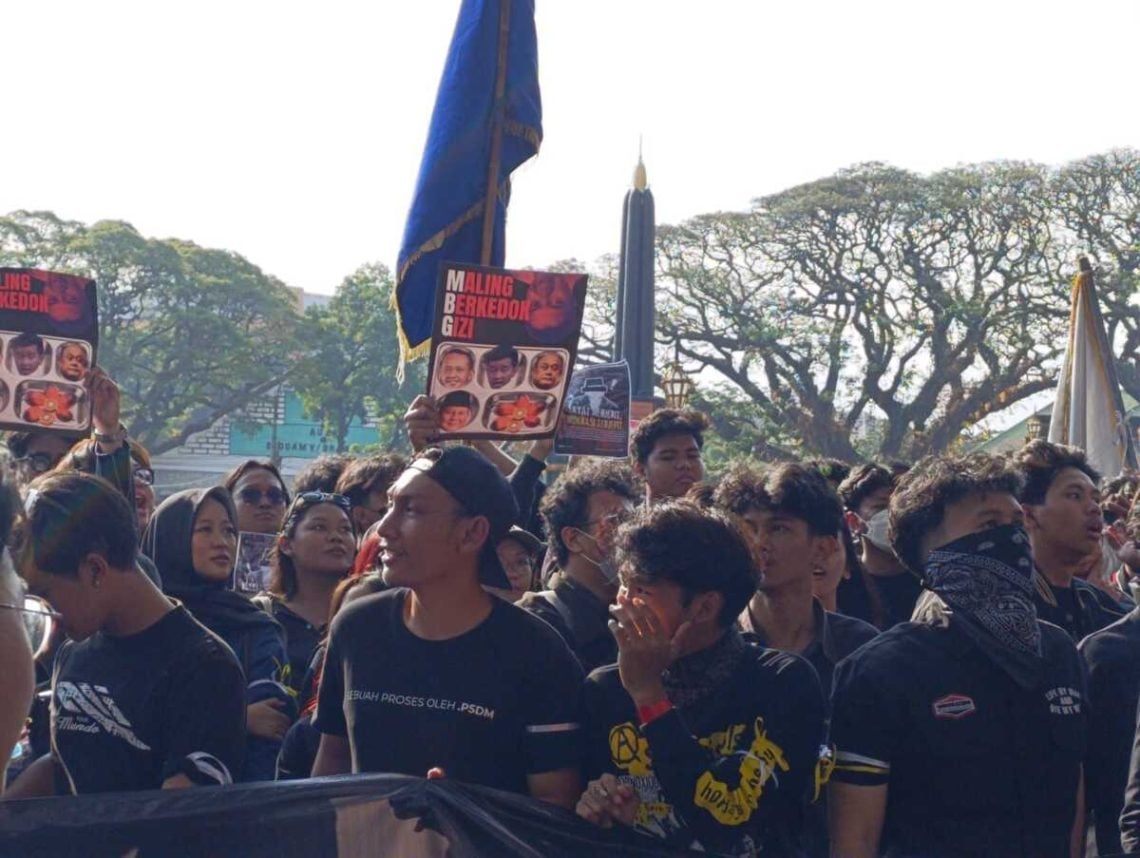 Poster "Maling Berkedok Gizi" Muncul di Demo Mahasiswa Malang, Minta Hentikan MBG Potensi Jadi Ladang Korupsi 1 Demo mahasiswa Malang.