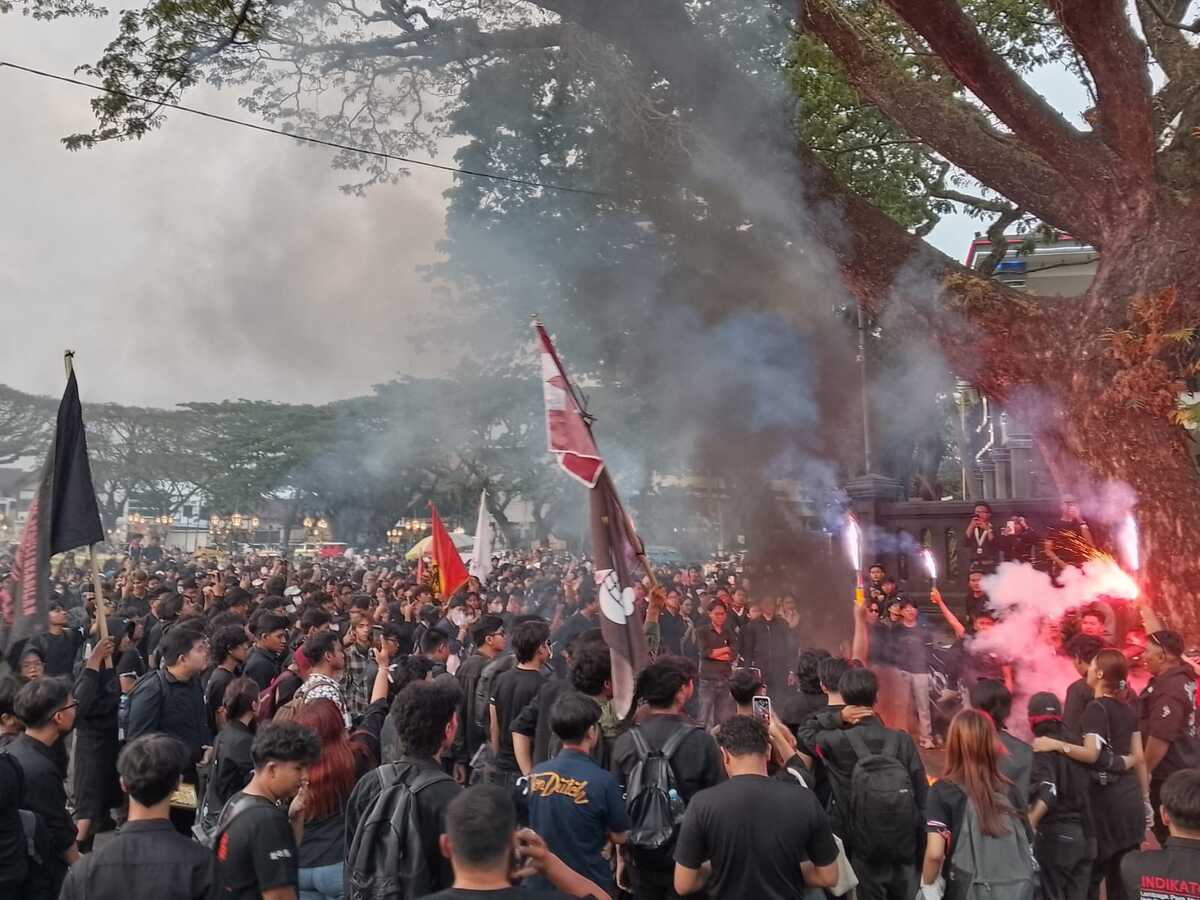 Poster "Maling Berkedok Gizi" Muncul di Demo Mahasiswa Malang, Minta Hentikan MBG Potensi Jadi Ladang Korupsi 3 Demo mahasiswa di Kota Malang.
