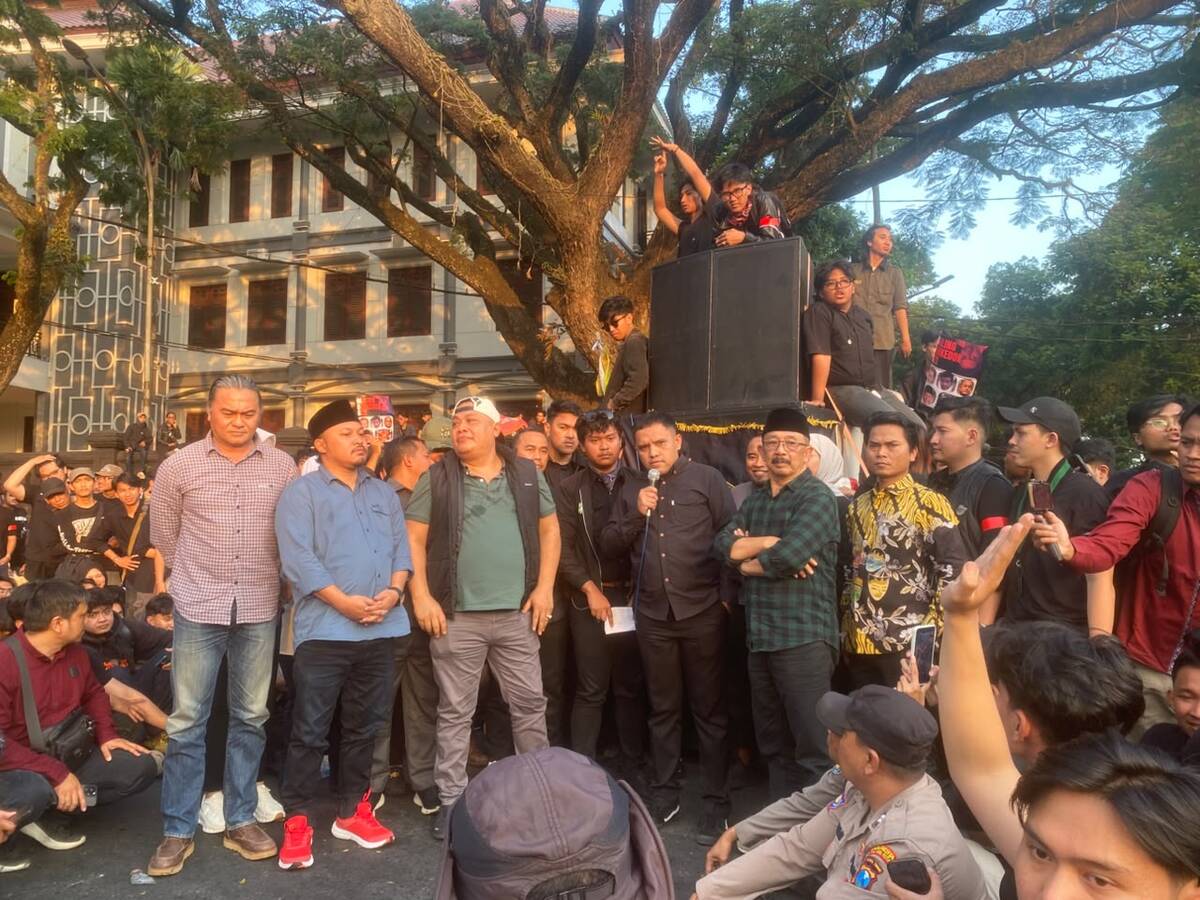 Demo DPRD Kota Malang.