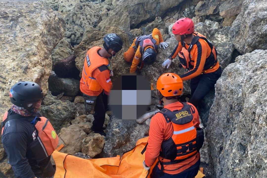 6 Hari Terombang-ambing di Pantai Pangi Blitar, Santriwati Kediri Ditemukan Meninggal Terjepit di Batu Karang 1 Pantai Pangi.