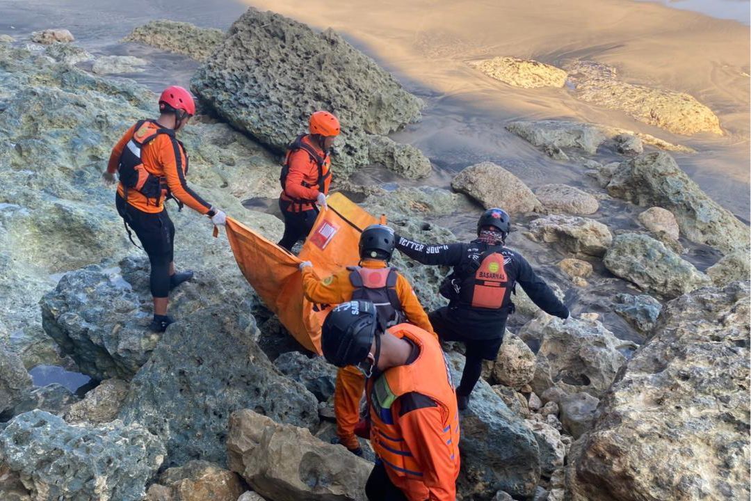 6 Hari Terombang-ambing di Pantai Pangi Blitar, Santriwati Kediri Ditemukan Meninggal Terjepit di Batu Karang 2 Korban tewas Pantai Pangi.