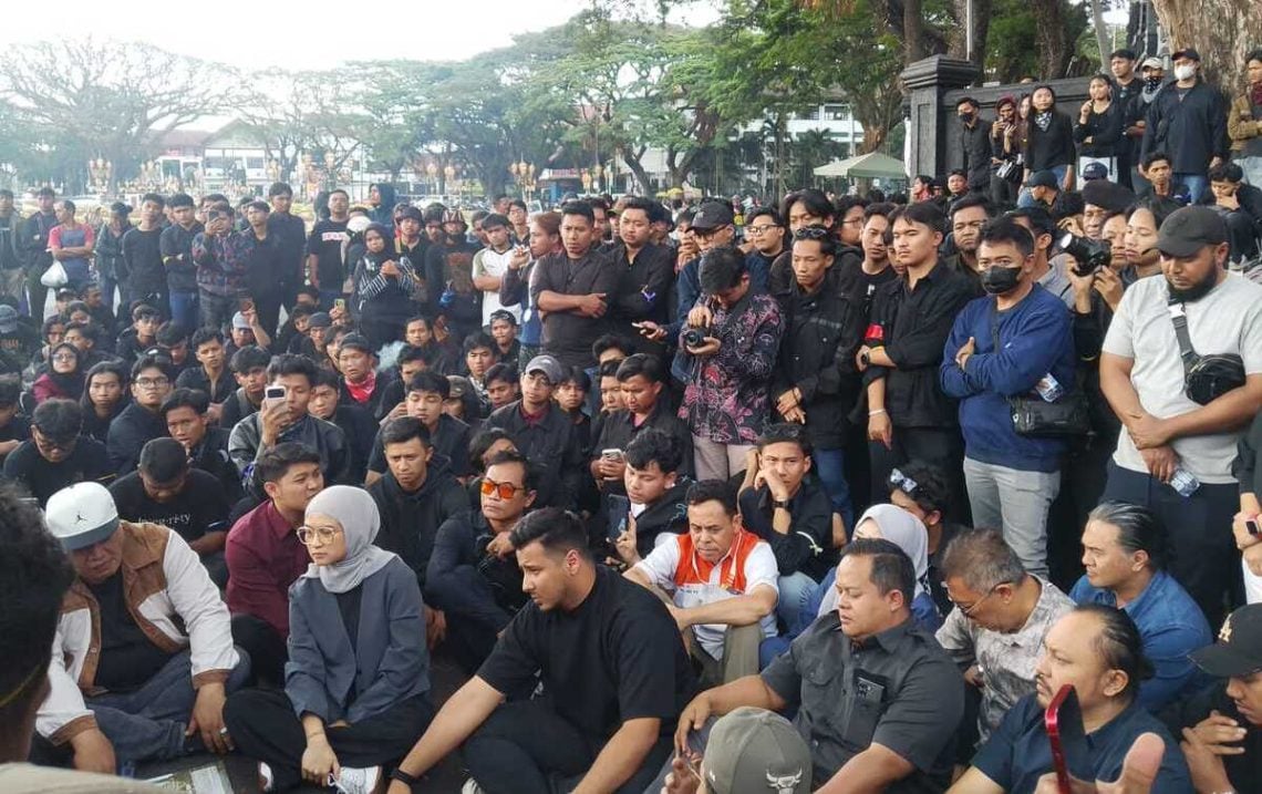 Dialog MBG Memanas, Demonstran Soraki Fraksi Gerindra Sanjung Program Prabowo 1 Fraksi Gerindra.
