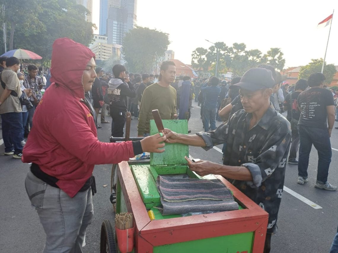 Di Tengah Aksi Demonstrasi Mahasiswa di Surabaya, Pedagang Minuman dan Es Raup Berkah 1 Surabaya