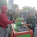 Di Tengah Aksi Demonstrasi Mahasiswa di Surabaya, Pedagang Minuman dan Es Raup Berkah 8 Surabaya