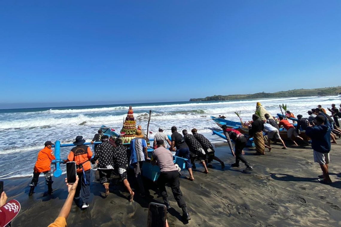 Melihat Tradisi Larung Sesaji Pantai Serang Blitar, Khidmat Suroan Warisan Leluhur Sejak 1830 1 Larung Sesaji