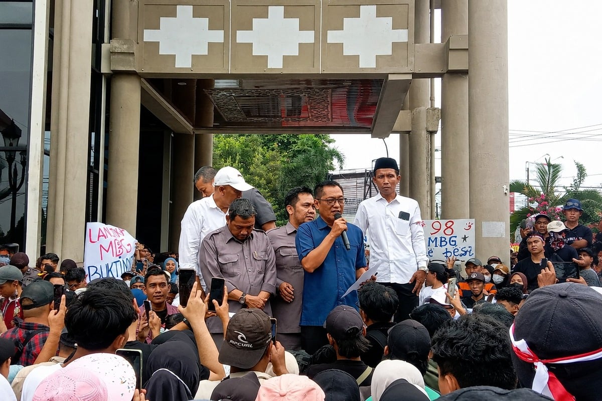 Ribuan Warga Kepung Gedung DPRD Jember Dukung Program MBG, Rapat Paripurna Dua Kali Ditunda 3 DPRD Jember demo MBG.