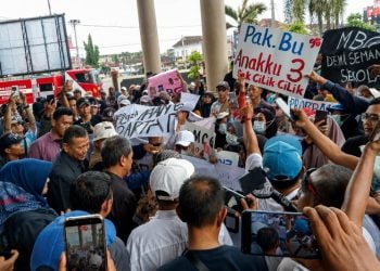 Ribuan Warga Kepung Gedung DPRD Jember Dukung Program MBG, Rapat Paripurna Dua Kali Ditunda 9 DPRD Jember.