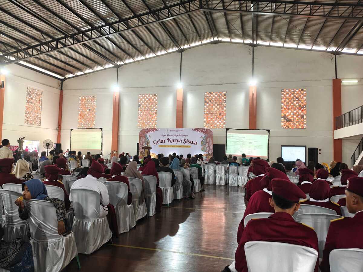 Open House Sekolah Rakyat Kediri, Bupati Hanindhito Motivasi Siswa Berani Bermimpi Besar 3 Open house Sekolah Rakyat Kediri.