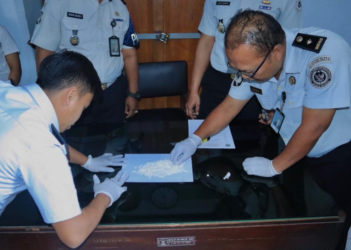 Dibungkus Kondom, Wanita di Blitar Jenguk Pacar di Lapas Sambil Bawa 600 Pil Koplo di Organ Intim 1 Wanita di Blitar
