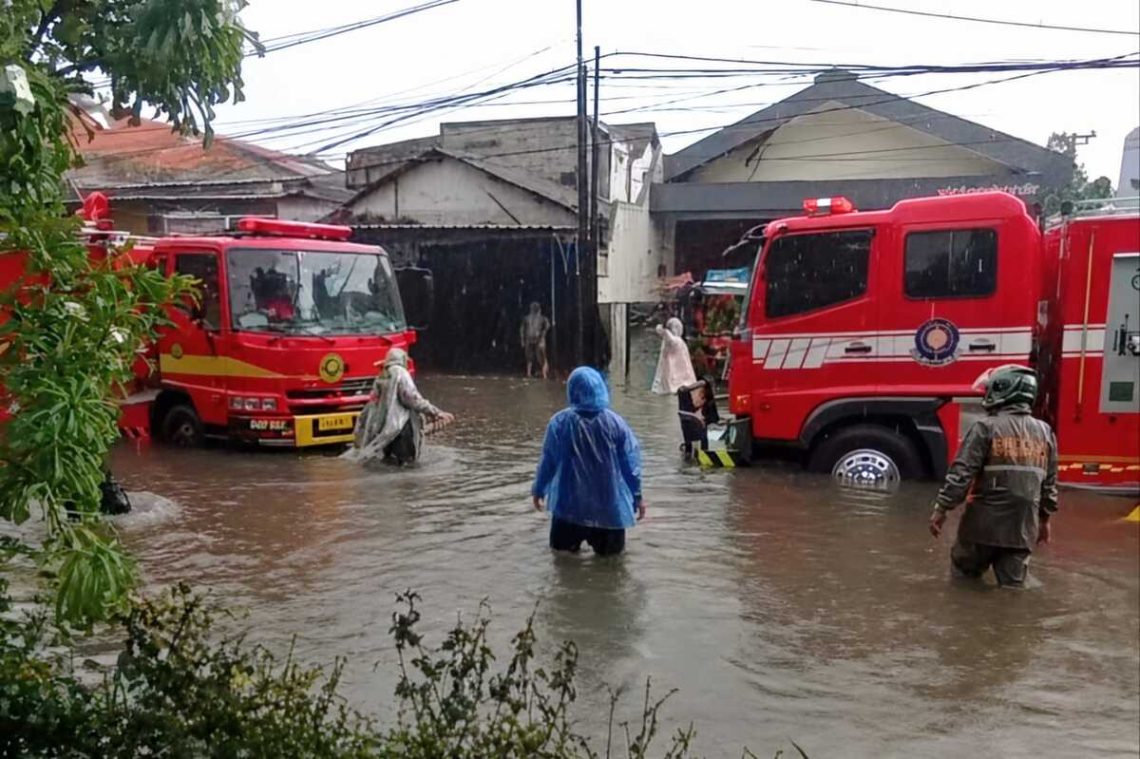 Banjir di Surabaya Mengepung, DSDABM Ungkap Penyebab Rumah Pompa Tak Bekerja Maksimal 1 Banjir di Surabaya.