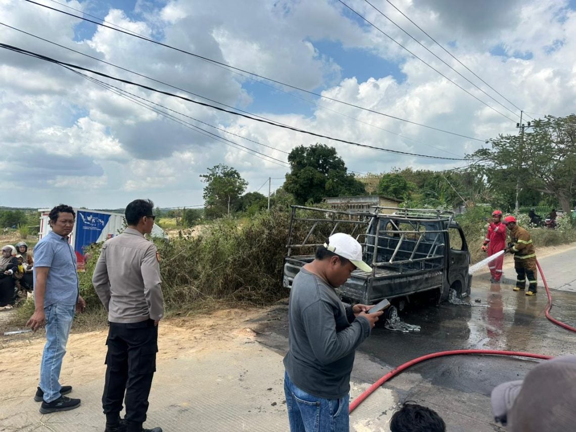 Mobil Terbakar di Tuban, Api Berawal dari Bawah Jok Mesin 1 Mobil Terbakar