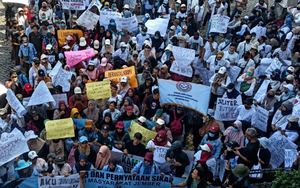 Ratusan Massa Kali Ketiga Kembali Datangi DPRD Jember, Minta Program MBG Tetap Lanjut 1 DPRD Jember.