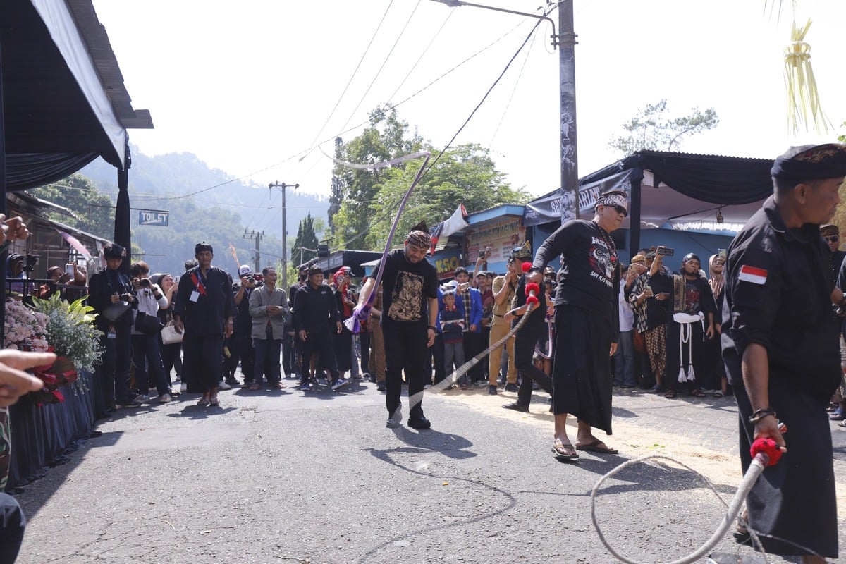 Kirab Budaya Ngarak Banteng 1 Suro Empu Supo ke-18 Guncang Songgoriti, Ribuan Warga dan Wisatawan Padati Lokasi 2 Ngarak Banteng 1 Suro Songgoriti.