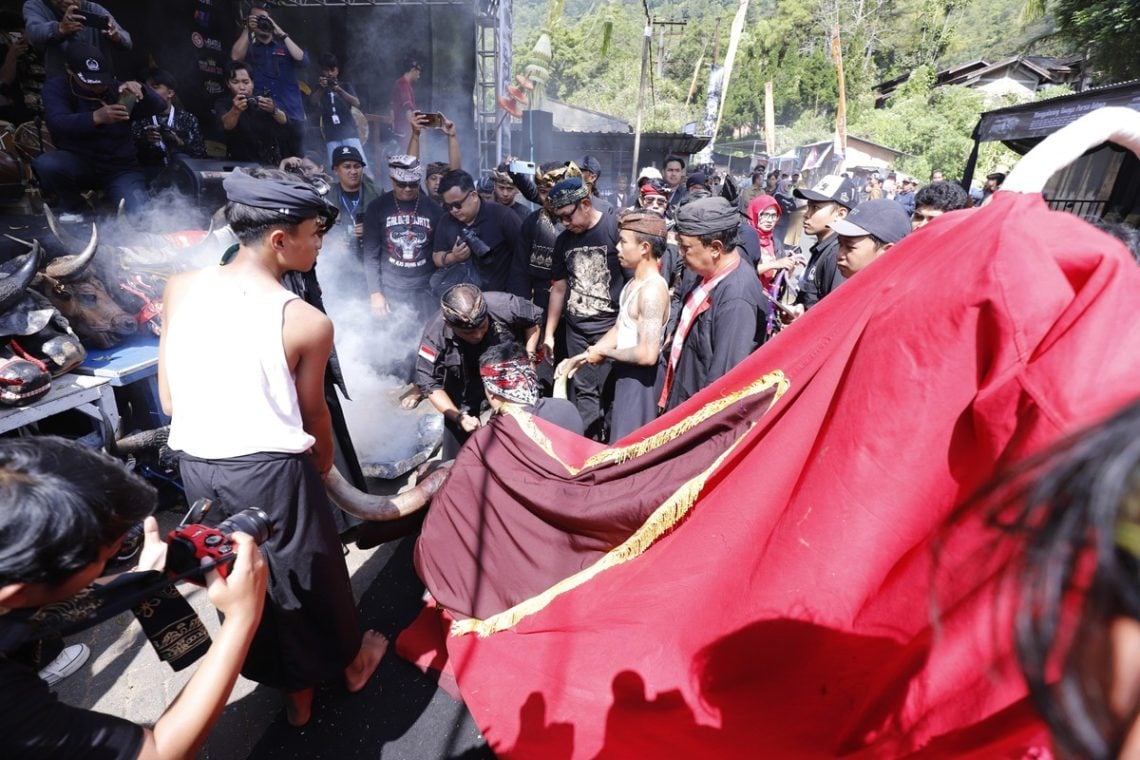 Kirab Budaya Ngarak Banteng 1 Suro Empu Supo ke-18 Guncang Songgoriti, Ribuan Warga dan Wisatawan Padati Lokasi 1 Ngarak Banteng 1 Suro.