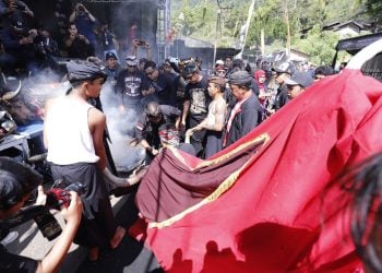 Kirab Budaya Ngarak Banteng 1 Suro Empu Supo ke-18 Guncang Songgoriti, Ribuan Warga dan Wisatawan Padati Lokasi 5 Ngarak Banteng 1 Suro.