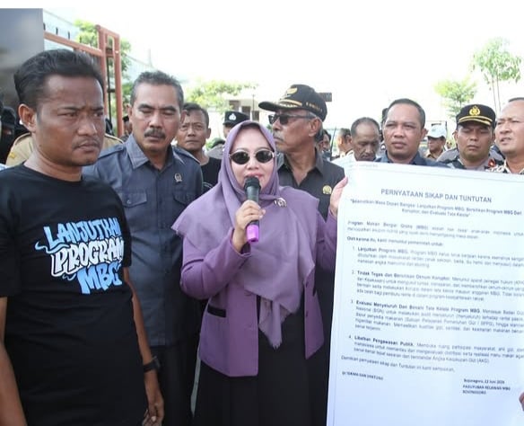 Ricuh! 1.000 Relawan MBG Bojonegoro Kepung DPRD Minta Program MBG Tetap Lanjut 2 Relawan MBG di Bojonegoro.