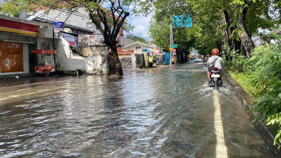 16 Titik Masih Tergenang Banjir Surabaya, Eri Cahyadi Minta Maaf Akui Kecolongan Hujan Deras saat Kemarau 1 Banjir Surabaya.