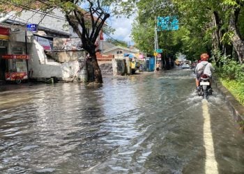 16 Titik Masih Tergenang Banjir Surabaya, Eri Cahyadi Minta Maaf Akui Kecolongan Hujan Deras saat Kemarau 6 Banjir Surabaya.