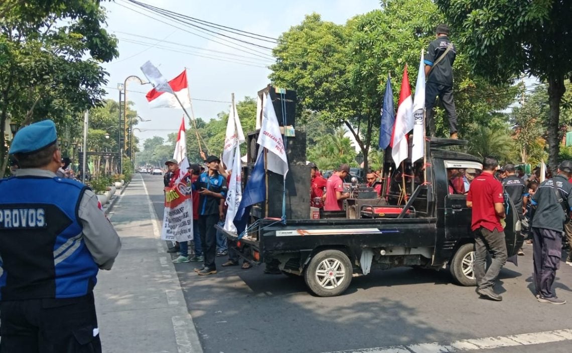 Ratusan Buruh PT SGS Demo Tolak PHK Massal, Pemkab Jombang Bakal Sidak Tunggu Izin Bupati 1 Buruh PT SGS.