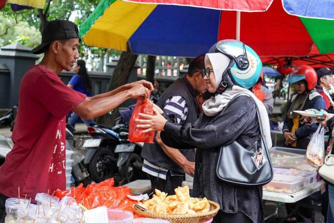 Kuliner dekat Alun-Alun Sidoarjo.