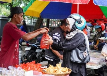 Kuliner dekat Alun-Alun Sidoarjo.