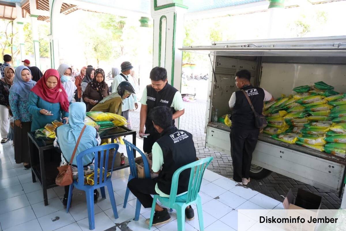 Pasar murah di Jember.