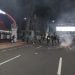 Aksi Front Anti Kapitalisme di Surabaya Berujung Ricuh, Massa Bakar Jalan dan Rusak Pagar Grahadi 10 Surabaya
