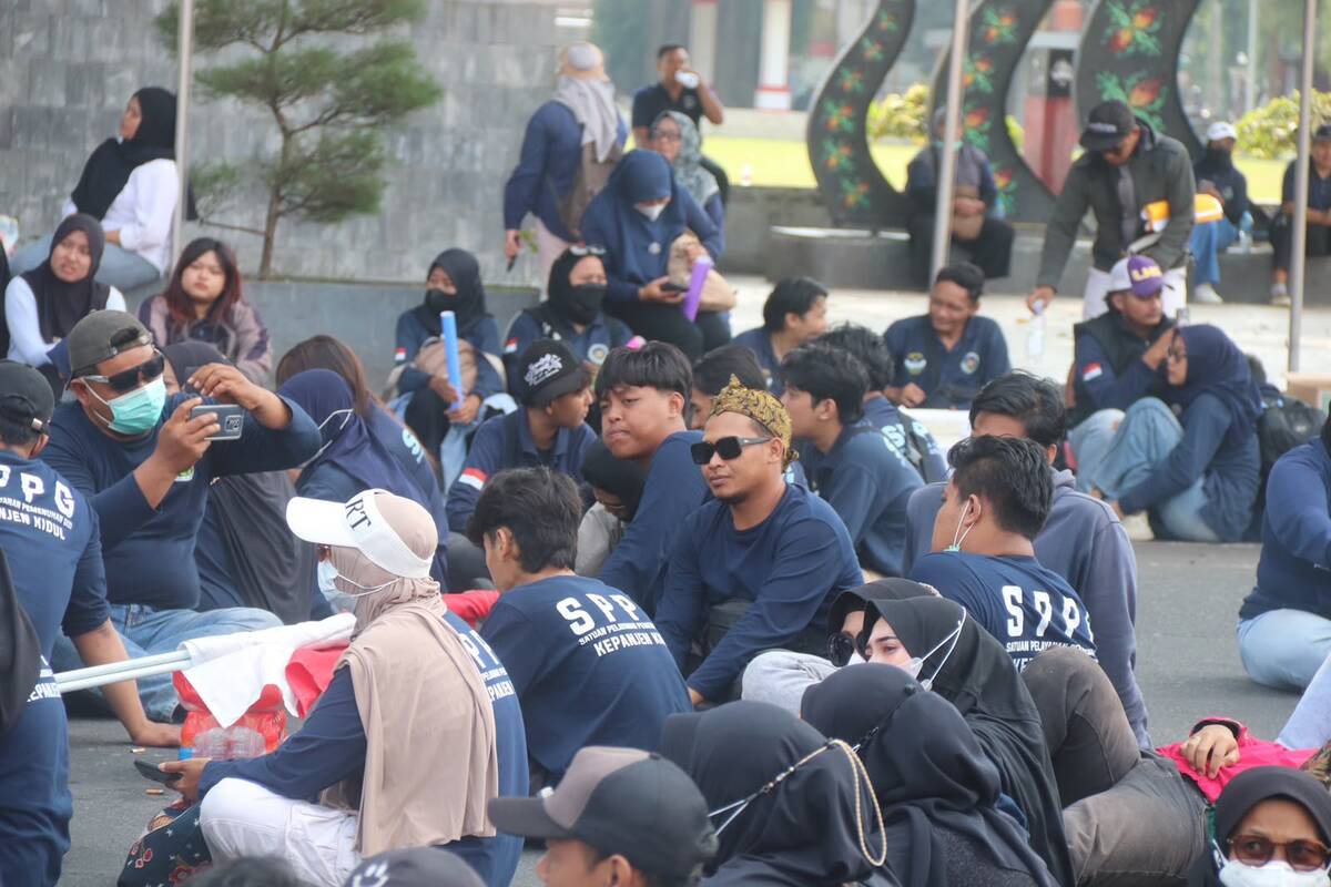 Demo relawan SPPG Blitar.