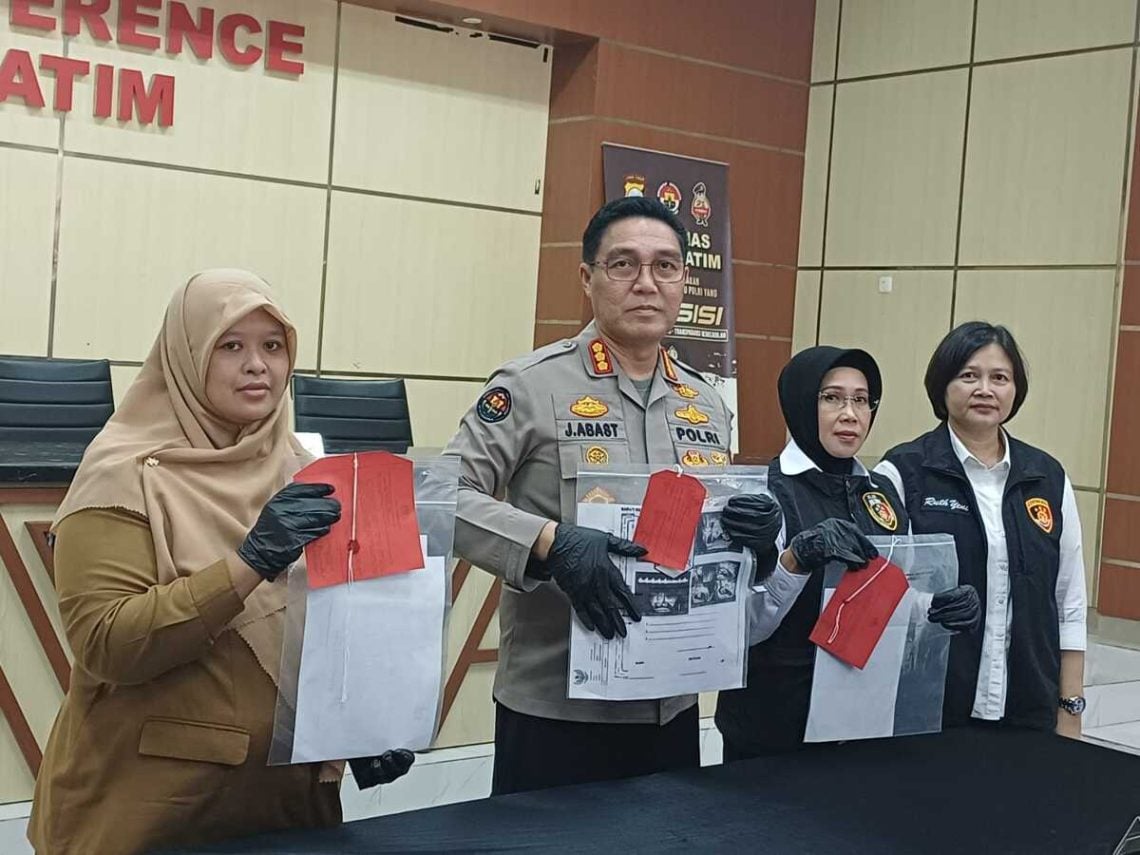 Ayah kandung.