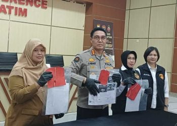 Ayah kandung.