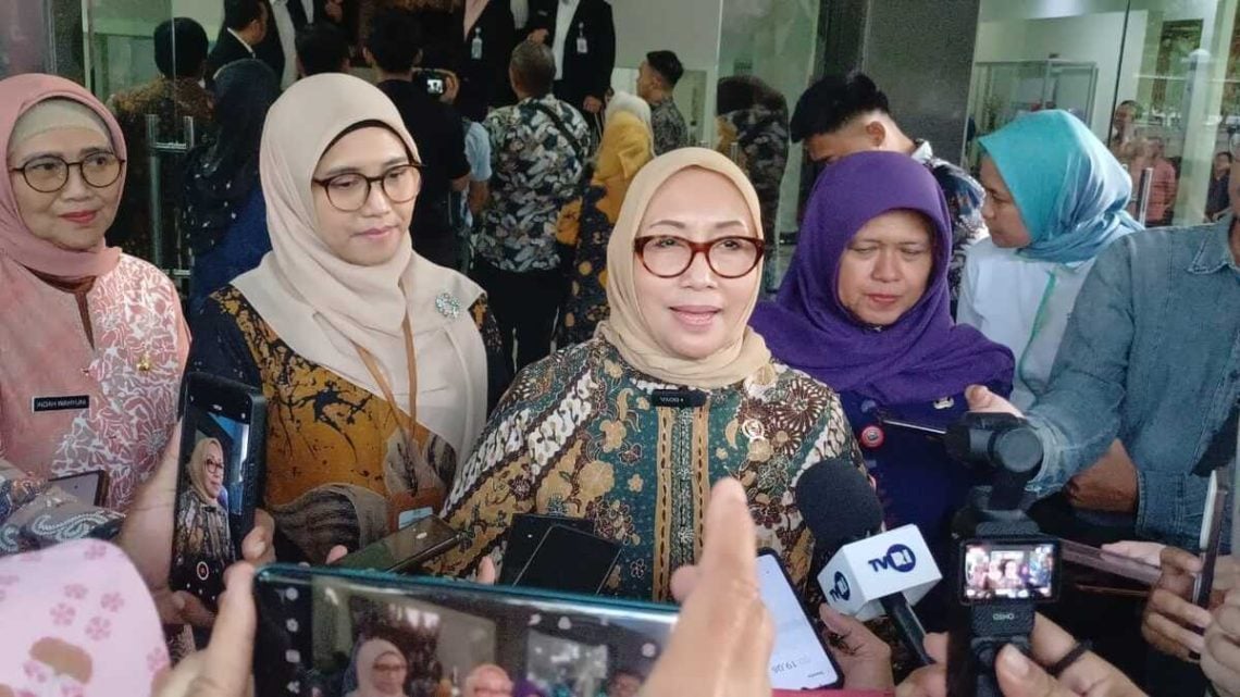 Ayah kandung.