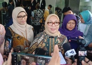 Ayah kandung.