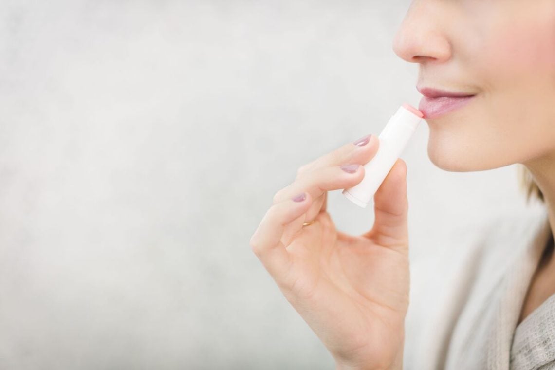 8 Daftar Merek Lip Balm Terbaik Tahun 2026, Solusi Bibir Kering agar Tetap Lembap Seharian 1 Merek lip balm.