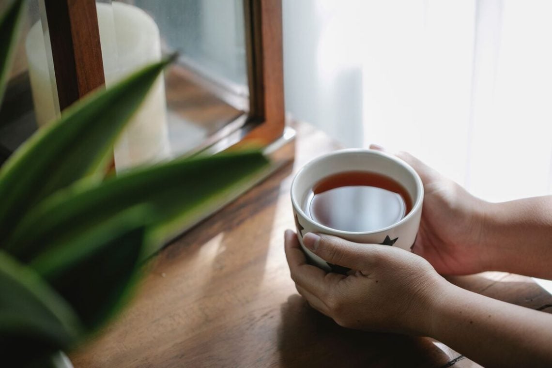 Sering Minum Teh saat Makan? Ternyata Kebiasaan Ini Bisa Ganggu Penyerapan Zat Besi 1 Minum teh.