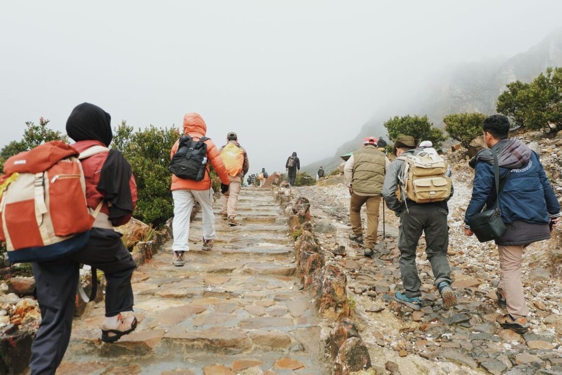 BB TNBTS Amankan 15 Pendaki Ilegal Gunung Semeru, Satu Orang Cedera Kaki 1 Pendaki ilegal Gunung Semeru.