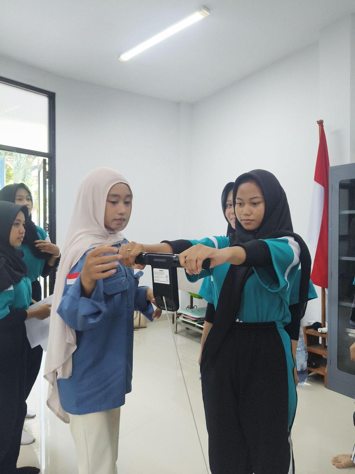 Dosen Kebidanan FK UM Teliti Kesehatan Remaja Putri SMKN 2 Malang, Ungkap Miliki Kualitas Tidur Buruk 2 FK UM X SMKN 2 Malang.