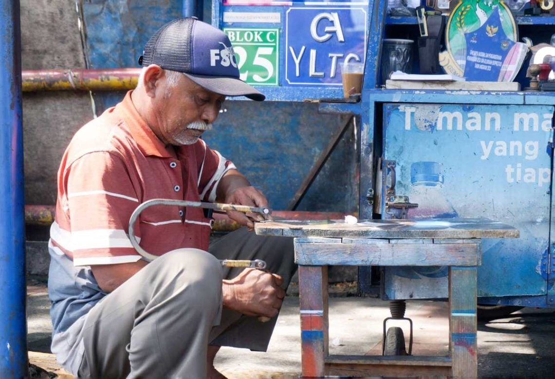 Kampung Pengrajin Surabaya yang Produknya Tembus Pasar Nasional 1 Kampung pengrajin Surabaya.