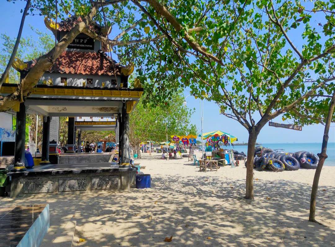 Pantai Delegan di Gresik.