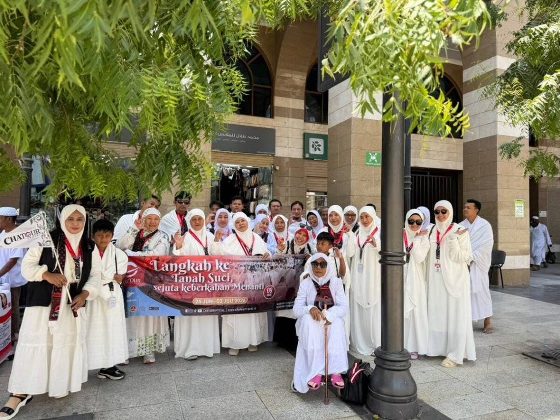 Hangatnya Kebersamaan 31 Jemaah Umrah Chatour Travel di Madinah Bersama Tour Leader (TL) Sehawati 1 Chatour Travel.