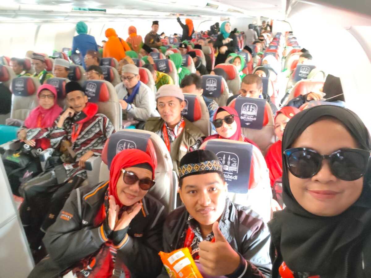 Hangatnya Kebersamaan 31 Jemaah Umrah Chatour Travel di Madinah Bersama Tour Leader (TL) Sehawati 2 Jemaah Chatour Travel.