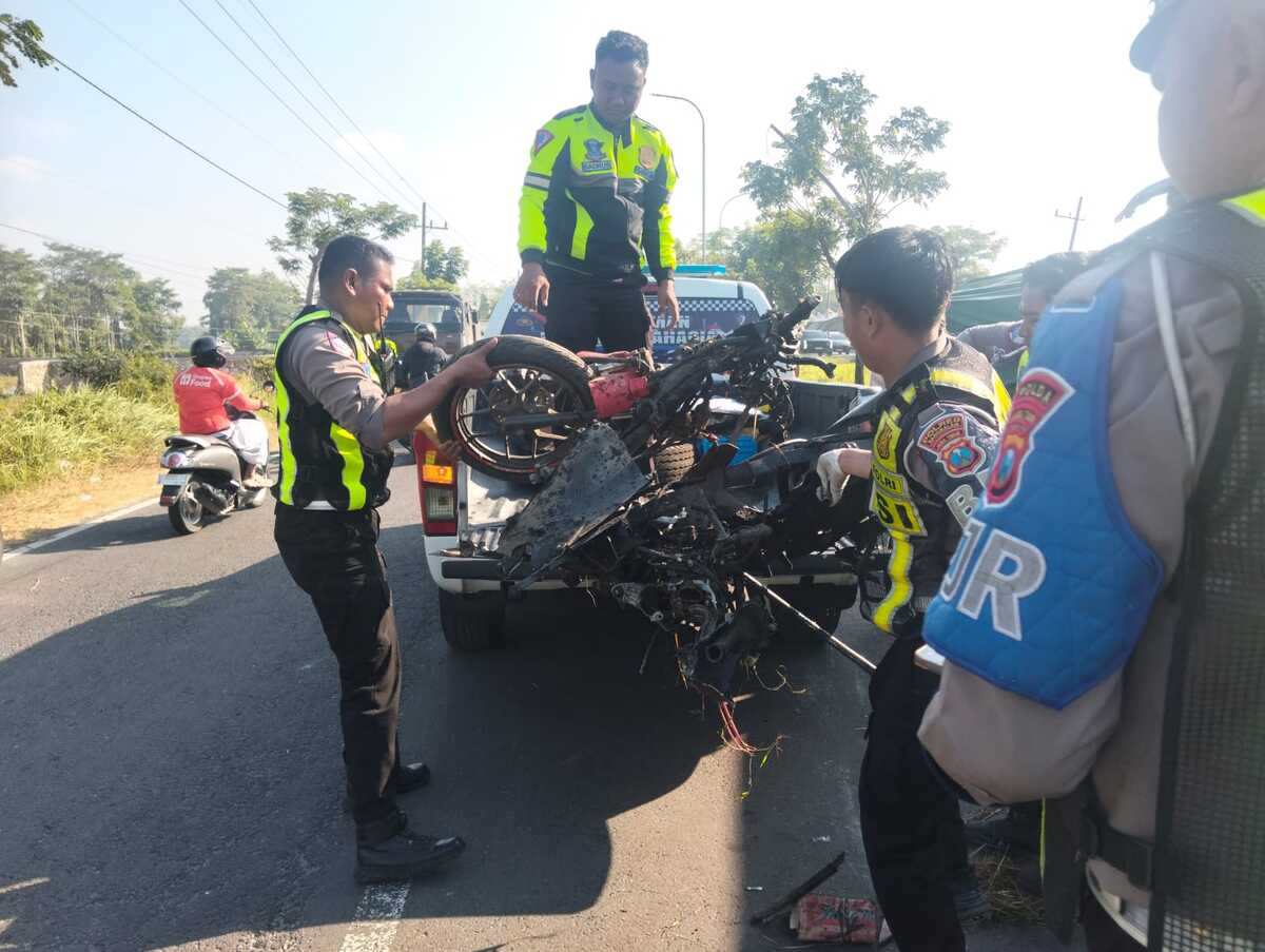 Bus Tabrak Motor, 5 Kendaraan Kecelakaan Beruntun di Akses Suramadu: Dua Tewas dan Lima Luka-Luka 2 Kecelakaan di Suramadu hari ini.