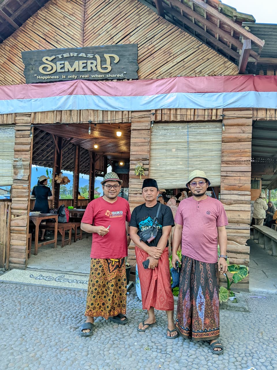 Mengenal Muhammad Syafi’i, Santri Sukses Berdayakan Warga Kampung berkat Rumah Makan Teras Semeru Lumajang yang Viral 2 Teras Semeru Lumajang.