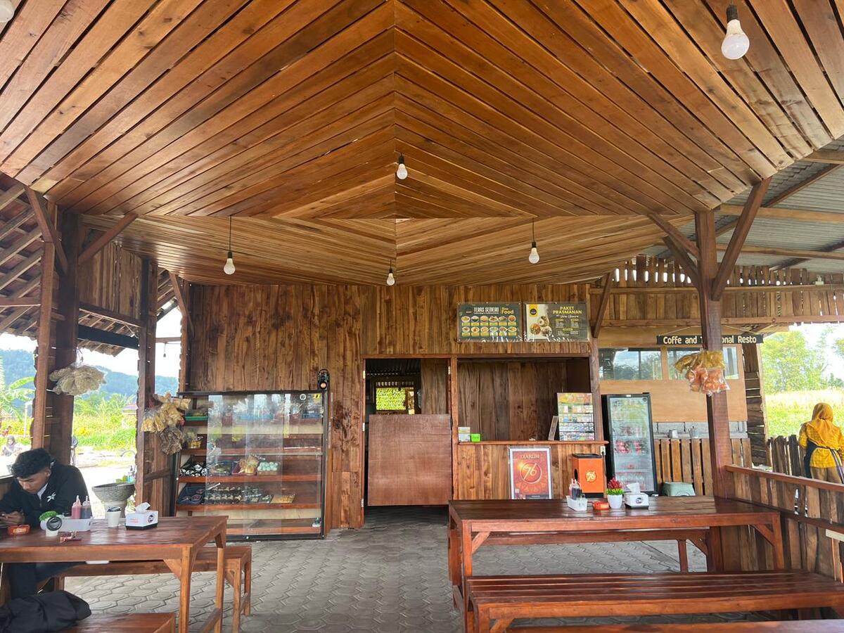 Mengenal Muhammad Syafi’i, Santri Sukses Berdayakan Warga Kampung berkat Rumah Makan Teras Semeru Lumajang yang Viral 5 Teras Semeru.