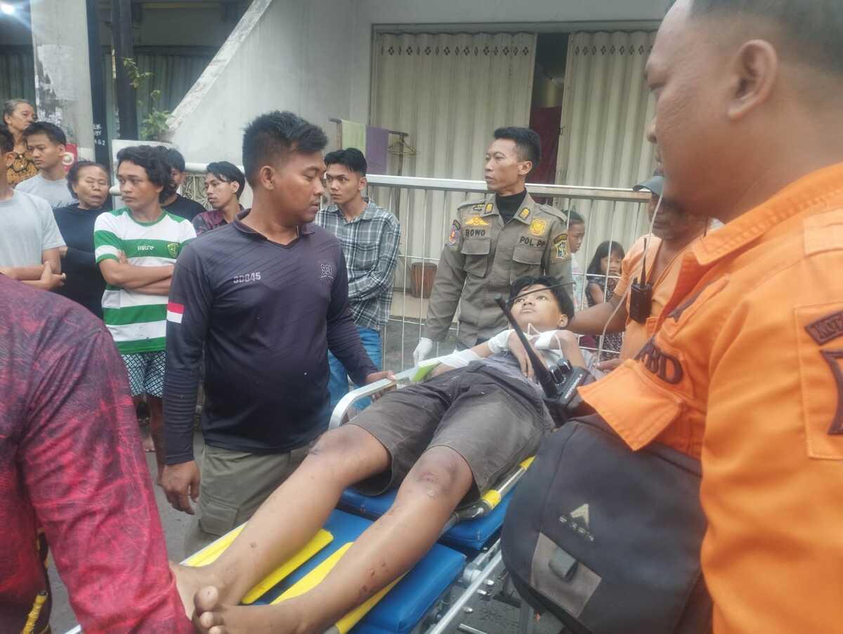 Sopir Ngantuk, Truk Trailer di Surabaya Terperosok lalu Tabrak Pagar Rumah Purnawirawan Polri 2 Truk trailer vs rumah Surabaya.