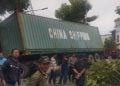Sopir Ngantuk, Truk Trailer di Surabaya Terperosok lalu Tabrak Pagar Rumah Purnawirawan Polri 3 Truk trailer di Surabaya.