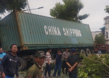 Sopir Ngantuk, Truk Trailer di Surabaya Terperosok lalu Tabrak Pagar Rumah Purnawirawan Polri 5 Truk trailer di Surabaya.