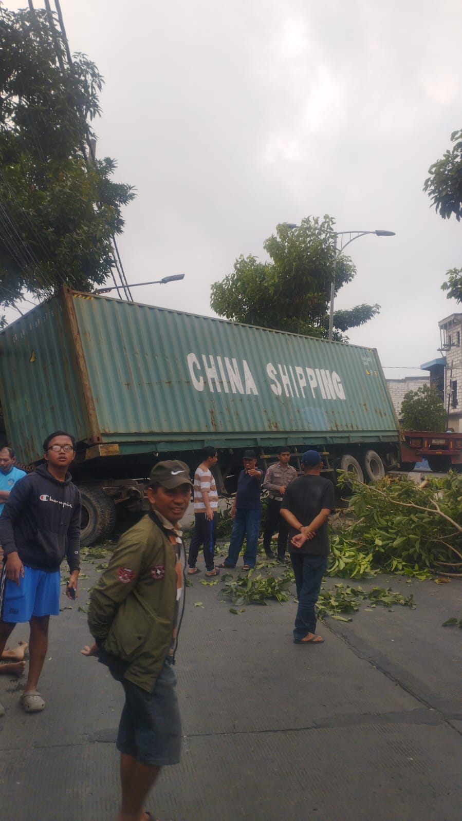 Sopir Ngantuk, Truk Trailer di Surabaya Terperosok lalu Tabrak Pagar Rumah Purnawirawan Polri 1 Truk trailer di Surabaya.